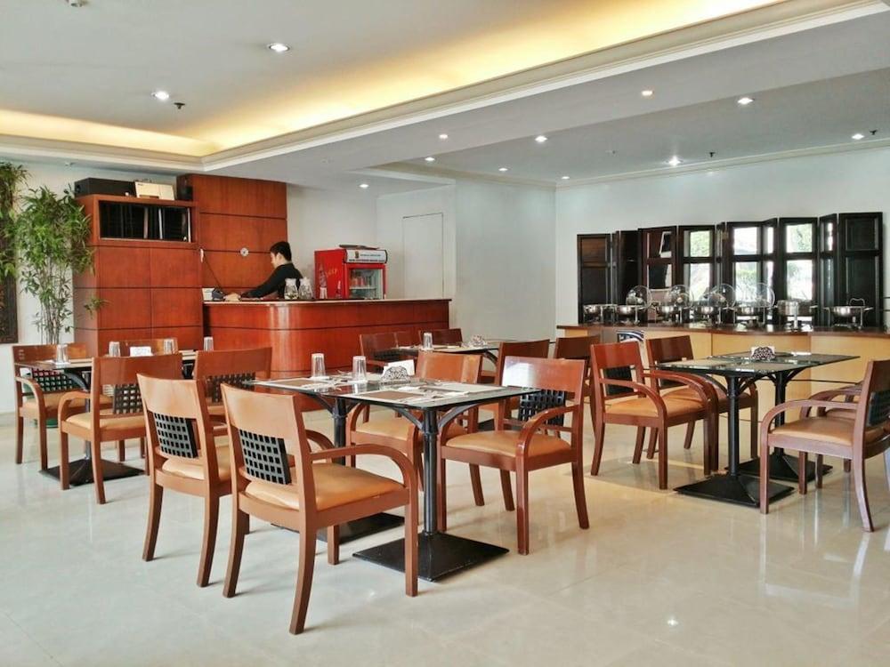 Richville Hotel Mandaluyong Zewnętrze zdjęcie